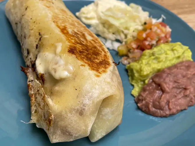 Burrito dorado con guacamole, pico de gallo y frijol