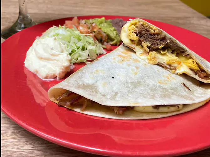 Quesadilla y burrito con lechuga, pico de gallo y sour cream